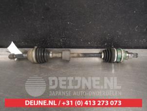 Gebruikte Aandrijfas links-voor Daihatsu Materia 1.5 16V Prijs € 75,00 Margeregeling aangeboden door V.Deijne Jap.Auto-onderdelen BV