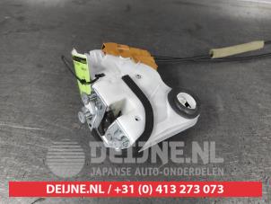 Suzuki Swift Front door lock mechanism 4-door, right O569149 photo 2