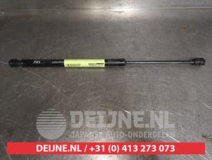 Gebruikte Kofferdekseldemper rechts-achter Hyundai Kona (OS) 1.0 T-GDI 12V Mild Hybrid 48V Prijs € 20,00 Margeregeling aangeboden door V.Deijne Jap.Auto-onderdelen BV