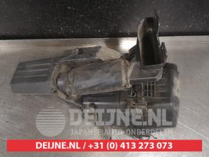 Gebruikte Luchtfilterhuis Kia Rio III (UB) 1.2 CVVT 16V Prijs € 35,00 Margeregeling aangeboden door V.Deijne Jap.Auto-onderdelen BV