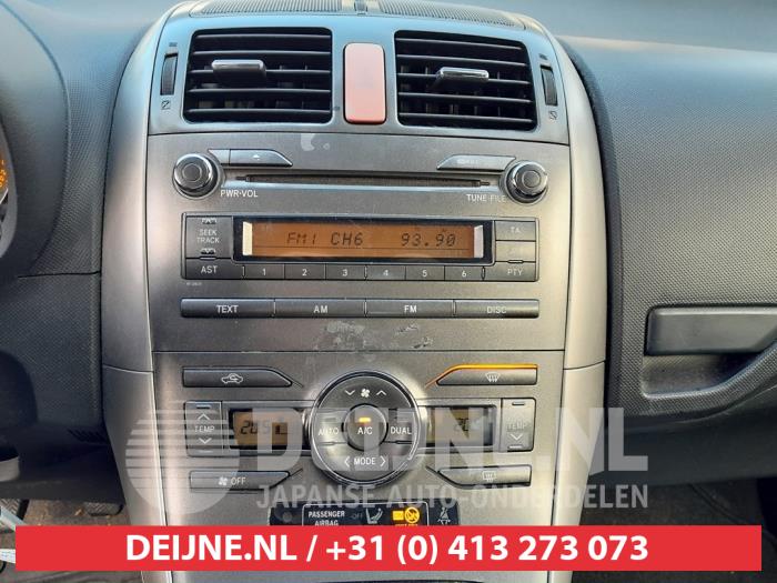 Radio van een Toyota Auris (E15) 1.6 Dual VVT-i 16V 2007