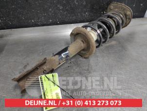 Gebruikte Mac Phersonpoot links-voor Mitsubishi Colt (Z2/Z3) 1.3 16V Prijs € 45,00 Margeregeling aangeboden door V.Deijne Jap.Auto-onderdelen BV