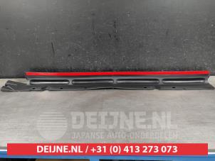Suzuki Swift Zijskirt links O575490 foto 3