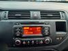 Radio van een Kia Rio III (UB), 2011 / 2017 1.2 CVVT 16V, Hatchback, Benzine, 1.248cc, 62kW (84pk), FWD, G4LA, 2011-09 / 2017-12 2011