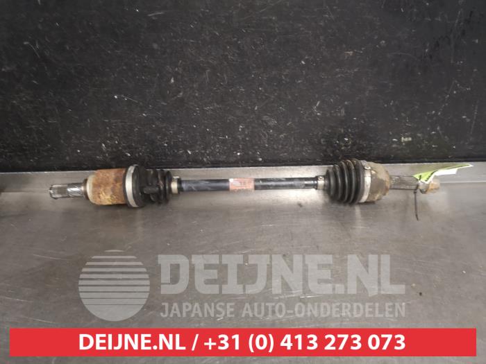 Gebruikte Steekas links-voor Nissan Note (E12) 1.2 68 Prijs € 60,00 Margeregeling aangeboden door V.Deijne Jap.Auto-onderdelen BV