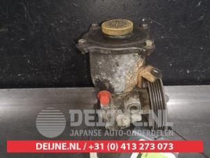 Stuurpomp van een Subaru Forester (SF) 2.0 16V X 2000