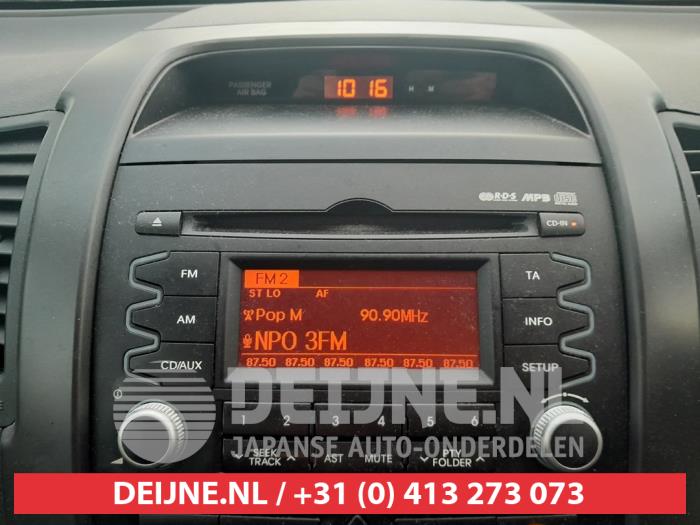 Radio van een Kia Sorento II (XM) 2.2 CRDi 16V VGT 4x4 2011