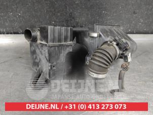 Gebruikte Luchtfilterhuis Suzuki Swift (ZA/ZC/ZD1/2/3/9) 1.3 VVT 16V Prijs € 35,00 Margeregeling aangeboden door V.Deijne Jap.Auto-onderdelen BV