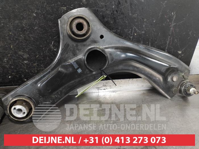 Nissan Juke Front lower wishbone, right O582358