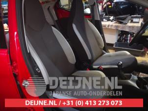 Gebruikte Voorstoel rechts Toyota Aygo (B40) 1.0 12V VVT-i Prijs € 100,00 Margeregeling aangeboden door V.Deijne Jap.Auto-onderdelen BV