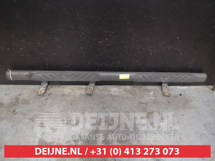 Nissan Navara Treeplank rechts O584352
