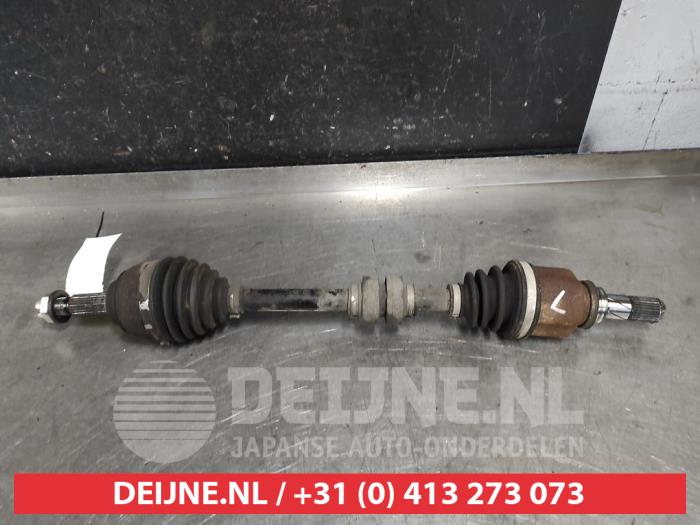 Gebruikte Aandrijfas links-voor Nissan Micra (K14) 1.5 dCi Prijs € 75,00 Margeregeling aangeboden door V.Deijne Jap.Auto-onderdelen BV