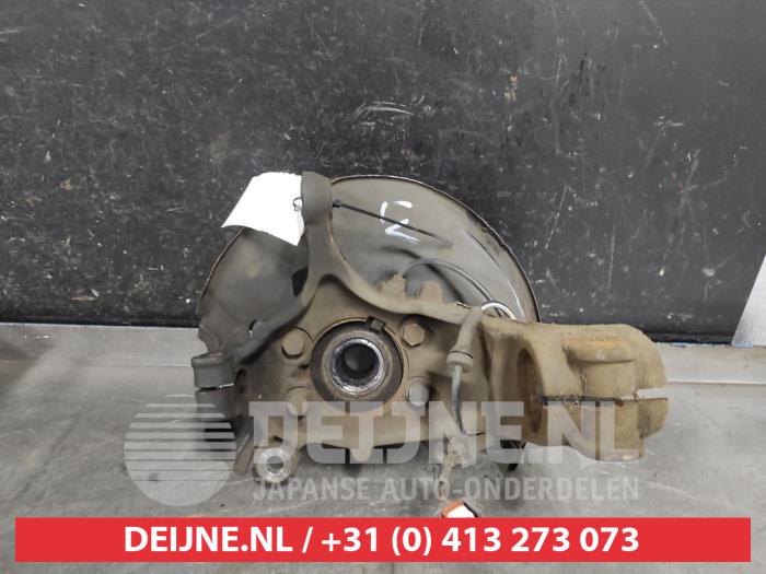 Nissan Qashqai Fusee links-voor O586338
