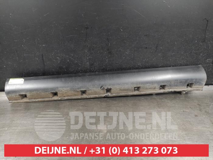Suzuki SX-4 Side skirt, left O589672
