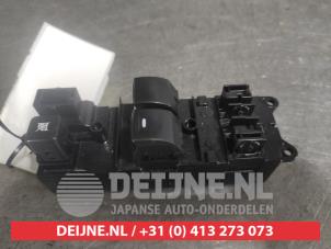 Gebruikte Schakelblok ruiten Mitsubishi Space Star (A0) 1.0 12V Prijs € 40,00 Margeregeling aangeboden door V.Deijne Jap.Auto-onderdelen BV