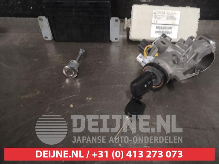 Mitsubishi Space Star Kontaktslot+Sleutel O591543