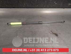 Gebruikte Achterklepdemper links-achter Mitsubishi Outlander (GF/GG) 2.0 16V PHEV 4x4 Prijs € 20,00 Margeregeling aangeboden door V.Deijne Jap.Auto-onderdelen BV