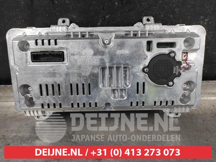 Kilometerteller KM van een Kia Ceed Sportswagon (CDF) 1.6 GDI 16V PHEV 2020