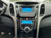 Radio van een Hyundai i30 (GDHB5), 2011 1.6 CRDi Blue Drive 16V VGT, Hatchback, Diesel, 1.582cc, 81kW (110pk), FWD, D4FB, 2011-12 / 2016-12, GDHB5D5; GDHB5D6; GDHB5DD; GDHB5DE 2013