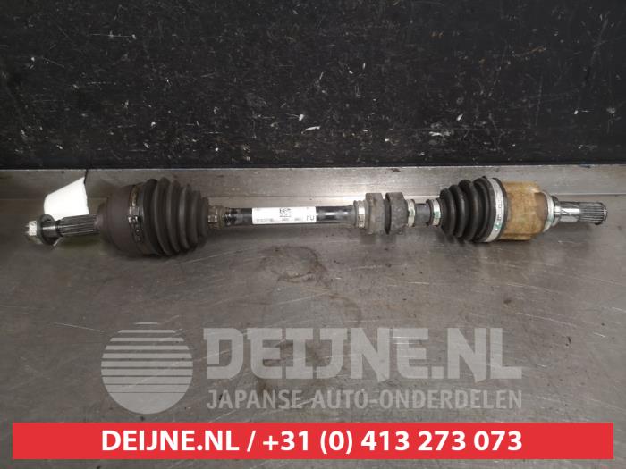 Gebruikte Aandrijfas links-voor Nissan Micra (K14) 1.0 12V Prijs € 75,00 Margeregeling aangeboden door V.Deijne Jap.Auto-onderdelen BV