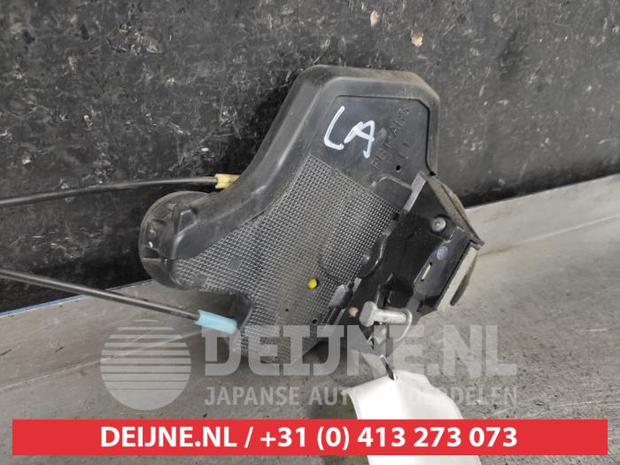 Daihatsu Sirion Deurslot Mechaniek 4Deurs links-achter O596150