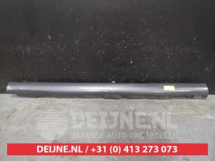 Gebruikte Zijskirt rechts Toyota Avensis Wagon (T25/B1E) 2.2 D-4D 16V D-CAT Prijs € 50,00 Margeregeling aangeboden door V.Deijne Jap.Auto-onderdelen BV