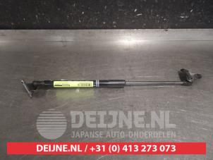Gebruikte Gasdemper links-achter Toyota Yaris IV (P21/PA1/PH1) 1.5 12V VVT-i Prijs € 20,00 Margeregeling aangeboden door V.Deijne Jap.Auto-onderdelen BV
