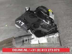 Toyota Yaris Door lock mechanism 4-door, front left O599622 photo 2