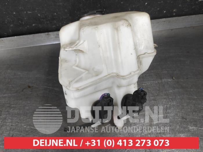Toyota Prius Front windscreen washer reservoir O600029