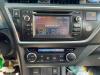 Radio van een Toyota Auris (E18), 2012 / 2019 1.3 VVT-I 16V, Hatchback, 4Dr, Benzine, 1.329cc, 73kW (99pk), FWD, 1NRFE, 2012-10 / 2019-03, NRE180L-DH; NRE180R-DH 2013