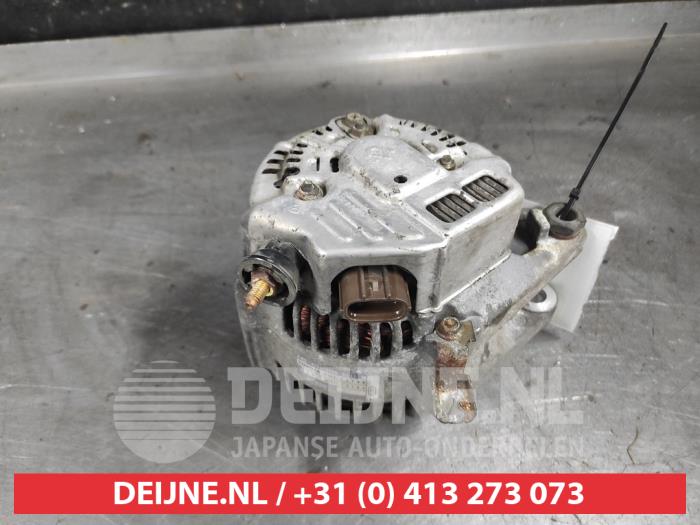 Dynamo van een Toyota RAV4 (A2) 1.8 16V VVT-i 4x2 2001