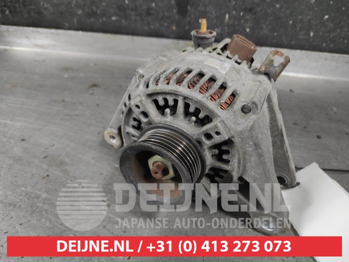 Dynamo van een Toyota RAV4 (A2) 1.8 16V VVT-i 4x2 2001