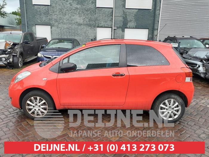 Toyota Yaris Door window 2-door, left O605068