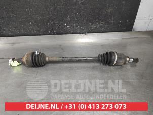 Gebruikte Aandrijfas links-voor Suzuki Alto 1.0 12V Prijs € 40,00 Margeregeling aangeboden door V.Deijne Jap.Auto-onderdelen BV