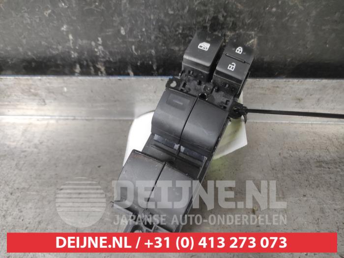 Toyota Yaris Cross Multi-functional window switch O606544