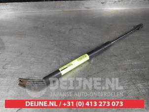 Gebruikte Gasdemper links-achter Mitsubishi Outlander (CU) 2.0 16V 4x2 Prijs € 15,00 Margeregeling aangeboden door V.Deijne Jap.Auto-onderdelen BV