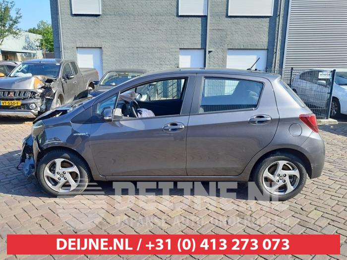 Toyota Yaris Rear door window 4-door, left O609603