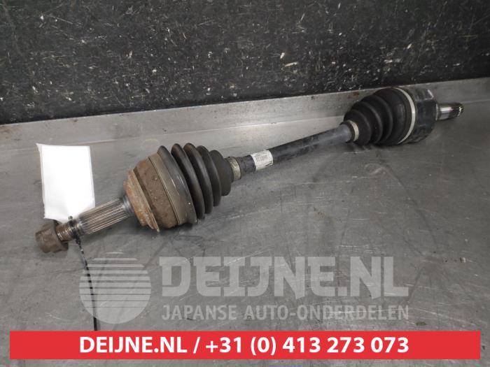 Gebruikte Aandrijfas links-voor Toyota Yaris III (P13) 1.5 16V Hybrid Prijs € 35,00 Margeregeling aangeboden door V.Deijne Jap.Auto-onderdelen BV