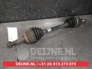 Gebruikte Aandrijfas links-voor Toyota Yaris III (P13) 1.5 16V Hybrid Prijs € 50,00 Margeregeling aangeboden door V.Deijne Jap.Auto-onderdelen BV