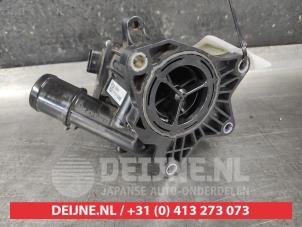 Gebruikte Thermostaathuis Kia Ceed (CDB5/CDBB) 1.0i T-GDi 12V Eco-Dynamics+ Prijs € 150,00 Margeregeling aangeboden door V.Deijne Jap.Auto-onderdelen BV