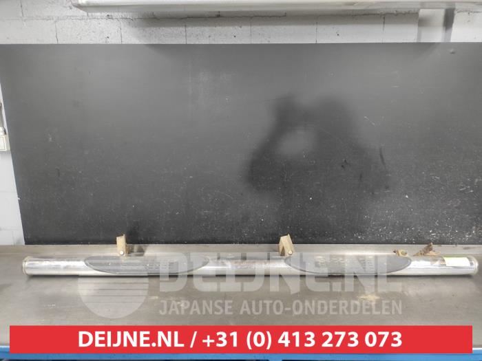 Nissan Navara Footboard, right O611430