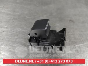 Gebruikte Ruit schakelaar elektrisch Toyota RAV4 (A5) 2.5 Hybrid 16V AWD Prijs € 25,00 Margeregeling aangeboden door V.Deijne Jap.Auto-onderdelen BV
