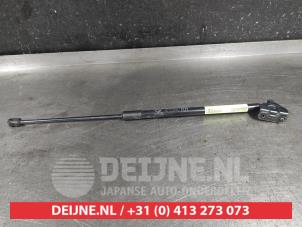 Gebruikte Kofferdekseldemper rechts-achter Kia Ceed Sportswagon (CDF) 1.6 GDI 16V PHEV Prijs € 20,00 Margeregeling aangeboden door V.Deijne Jap.Auto-onderdelen BV