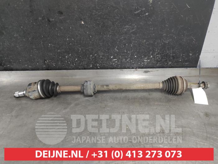 Gebruikte Aandrijfas rechts-voor Toyota Yaris (P1) 1.3 16V VVT-i Prijs € 25,00 Margeregeling aangeboden door V.Deijne Jap.Auto-onderdelen BV