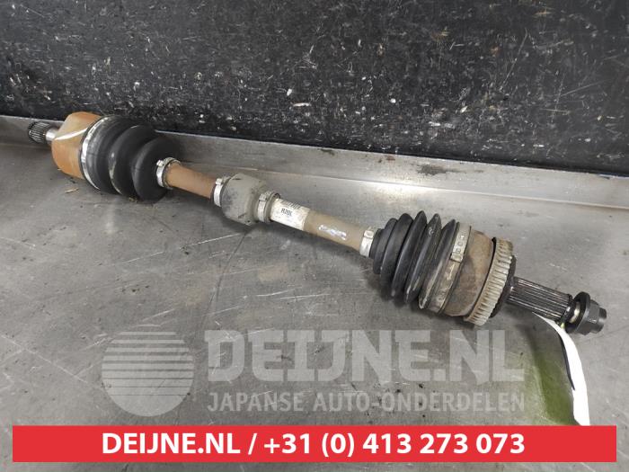 Gebruikte Aandrijfas links-voor Kia Carens IV (RP) 1.7 CRDi 16V Prijs € 75,00 Margeregeling aangeboden door V.Deijne Jap.Auto-onderdelen BV