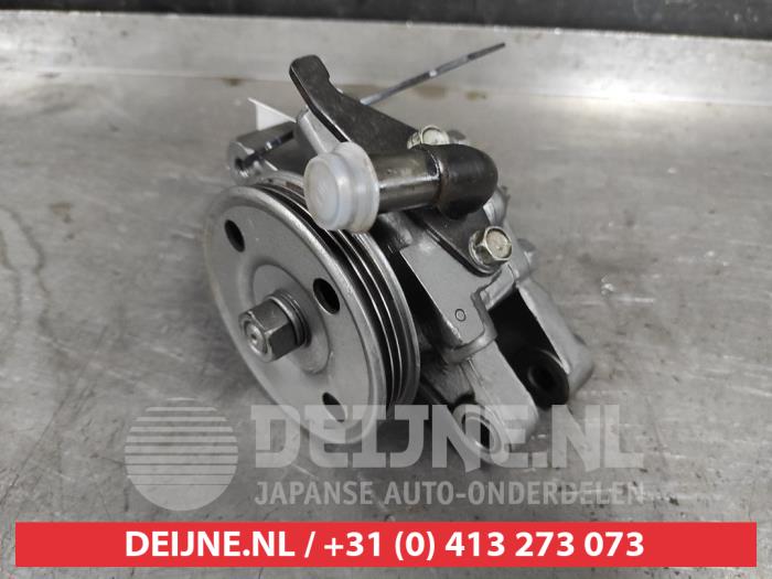 Gebruikte Servopomp Kia Carens II (FJ) 2.0i CVVT 16V Prijs € 35,00 Margeregeling aangeboden door V.Deijne Jap.Auto-onderdelen BV