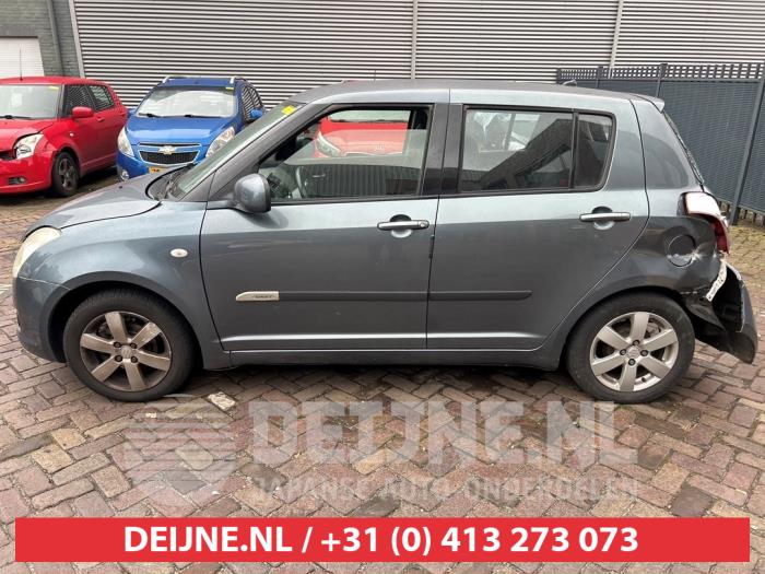 Suzuki Swift Portierruit 4Deurs links-voor O616041