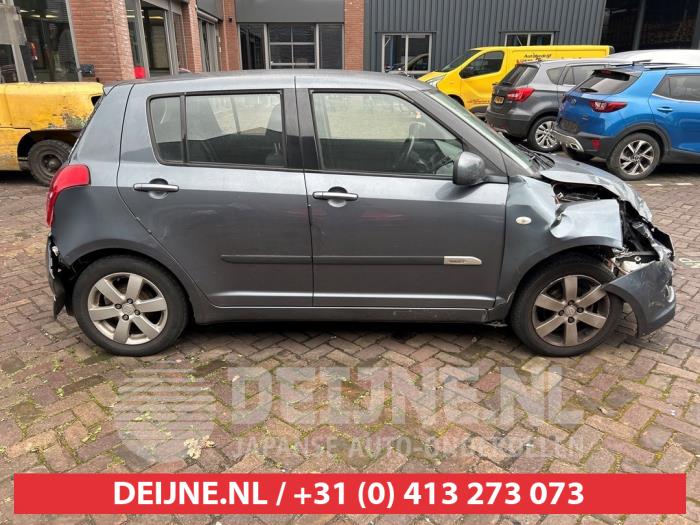 Suzuki Swift Driehoeks Ruit rechts-achter O616050