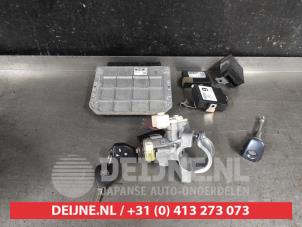 Toyota Avensis Kontaktslot+Sleutel O617301 foto 2