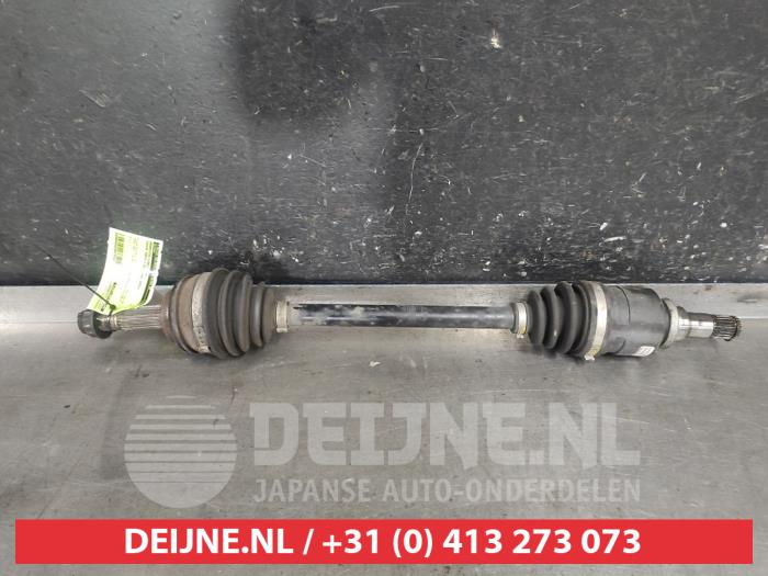 Gebruikte Aandrijfas links-voor Toyota Yaris (P1) 1.0 16V VVT-i Prijs € 25,00 Margeregeling aangeboden door V.Deijne Jap.Auto-onderdelen BV